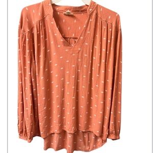 a.n.a Long Sleeve Crinkle Polka Dots Rayon Blouse hi-lo hem size Small
